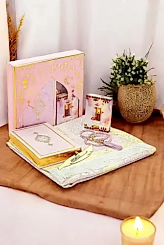 Gelin Bohçasına Uygun Hediyelik Medine Hatlı Kuranı Kerim ve Çeyizlik Seccade Seti Pembe 