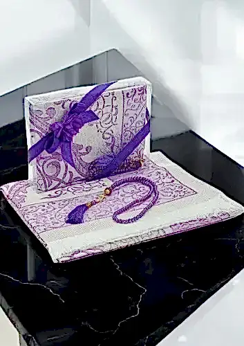 Gelin Damat Bohçasına Uygun Hediyelik Kutulu İnci Tesbihli Çeyizlik Seccade Seti Mor - 1