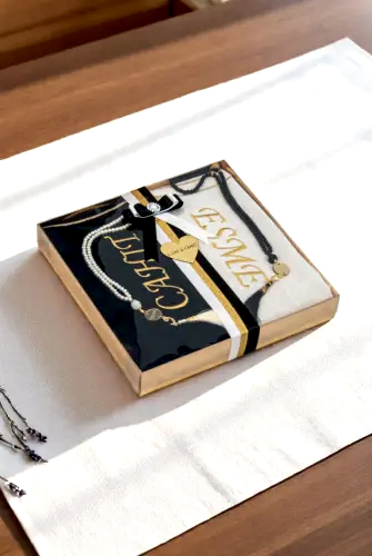 Hediye Kutulu İsme Özel Nakışlı Çiftler İçin Kalpli Seccade Seti Çeyizlik Eşli Namazlık Siyah Krem - 1