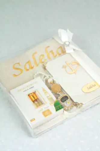 Hediyelik Kişiye Özel İsimli Seccade Seti - Yasin Kitabı, Tesbih, Zikirmatik, Esans - Krem - ihvanonline (1)