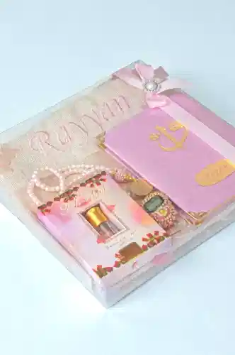 Hediyelik Kişiye Özel İsimli Seccade Seti - Yasin Kitabı, Tesbih, Zikirmatik, Esans - Pembe - ihvanonline (1)