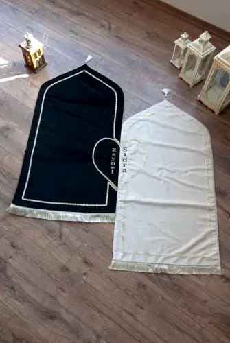 İsim Nakışlı Çiftlere Özel Süngerli Yumuşak Dokulu Kadife Kalpli Seccade Seti Siyah Krem - 1