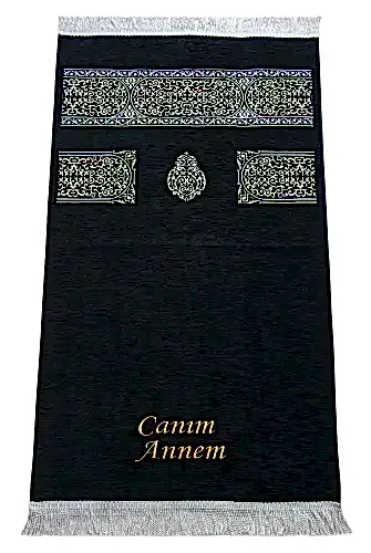 İsme Özel Anneler Günü Hediyesi İsim Nakışlı Kabe Desenli Şönil Seccade Siyah - 1