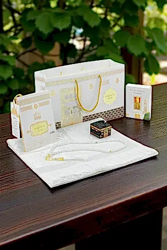 İsme Özel Kabe Desenli Çantalı İsimli Yasin Kitabı, Tesbih, Esans ve Seccade Seti Beyaz 