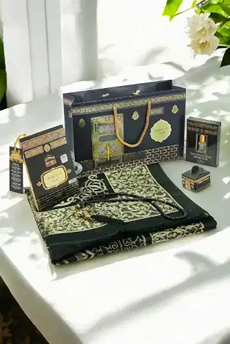 İsme Özel Kabe Desenli Çantalı İsimli Yasin Kitabı, Tesbih, Esans ve Seccade Seti Siyah - 1