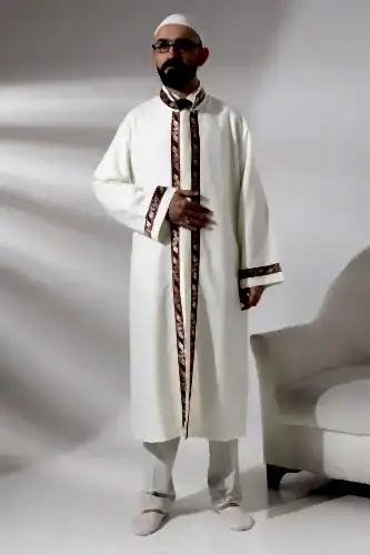 Krem Erkek Namaz Elbisesi Bordo Desen İşlemeli Hakim Yaka İmam Cübbesi 
