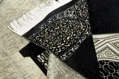 Makamı İbrahim Desenli Lüks Şönil Seccade Siyah - İhvan (1)