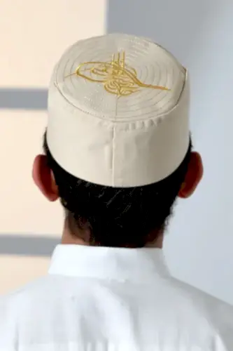 Osmanlı Tuğrası Nakışlı Kalıp Namaz Takkesi Bej - ihvanonline (1)