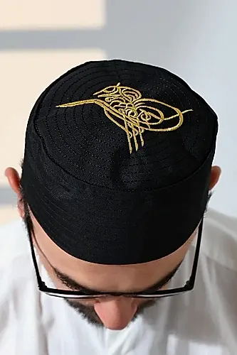 Osmanlı Tuğrası Nakışlı Kalıp Namaz Takkesi Siyah 