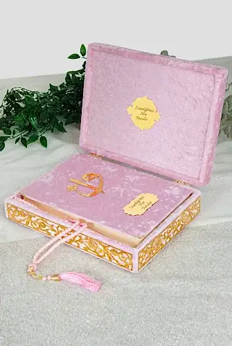 Özel Elif Vav Pleksi Süslemeli Hediyelik İsimli Kadife Kaplı Sandıklı Kuranı Kerim Seti Pudra - ihvanonline (1)