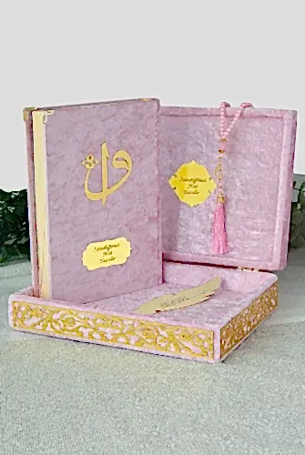 Özel Elif Vav Pleksi Süslemeli Hediyelik İsimli Kadife Kaplı Sandıklı Kuranı Kerim Seti Pudra 