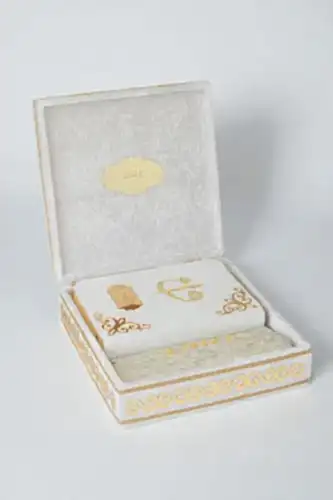 Sandıklı Kişiye Özel İsimli Seccade Seti - Hediyelik Kadife Kaplı Kuranı Kerim Seti - Beyaz - ihvanonline (1)