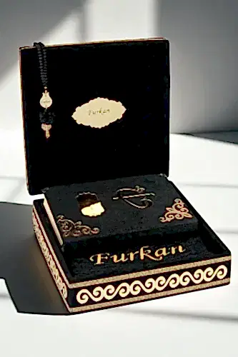 Sandıklı Kişiye Özel İsimli Seccade Seti - Hediyelik Kadife Kaplı Kuranı Kerim Seti - Siyah - ihvanonline (1)