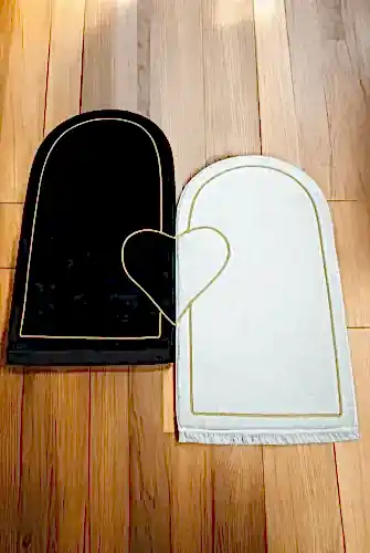 Sevgililer Gününe Özel Kalpli Çift Seccadesi - Süngerli Kadife Eşli Seccade Seti - Siyah Beyaz - 1