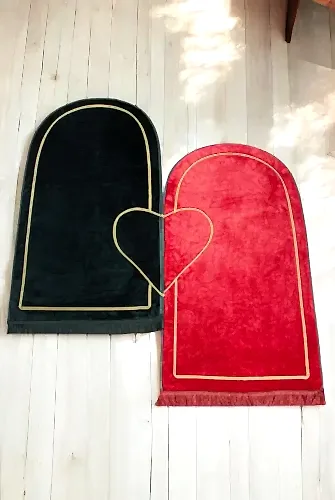 Sevgililer Gününe Özel Kalpli Çift Seccadesi - Süngerli Kadife Eşli Seccade Seti - Siyah Bordo 
