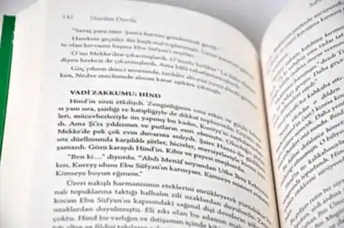 Zeyneb (Sabır ve Vafa Timsali)-1701 - Hayat Yayınları (1)